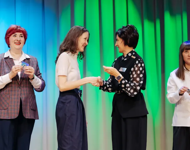 На XI общешкольной Ассамблее наградили сотрудников за вклад в развитие образовательного комплекса