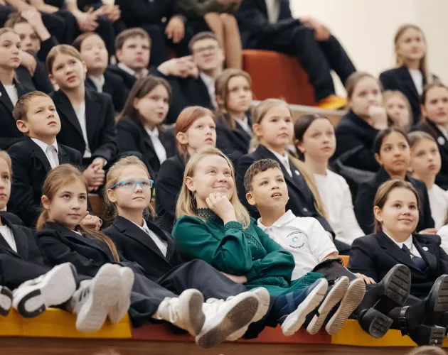 На XI общешкольной Ассамблее наградили сотрудников за вклад в развитие образовательного комплекса