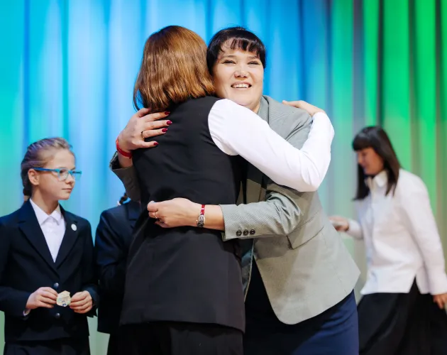 На XI общешкольной Ассамблее наградили сотрудников за вклад в развитие образовательного комплекса