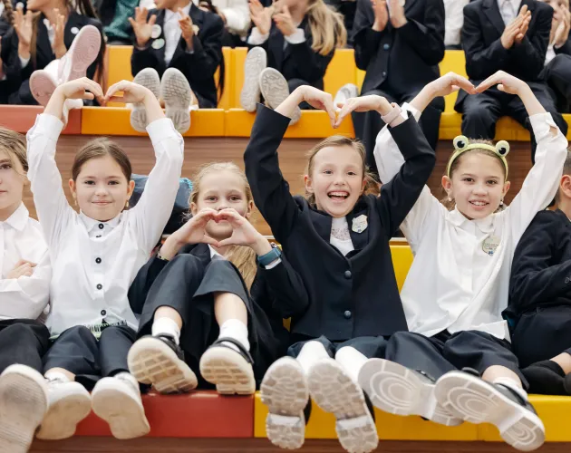 На XI общешкольной Ассамблее наградили сотрудников за вклад в развитие образовательного комплекса