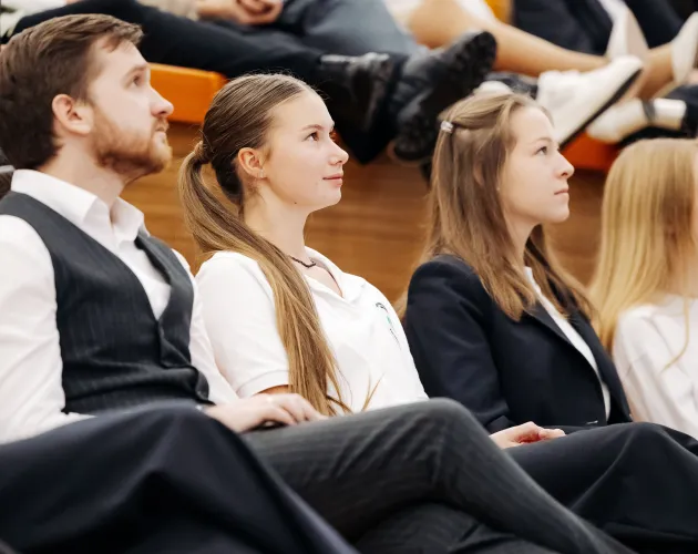 На XI общешкольной Ассамблее наградили сотрудников за вклад в развитие образовательного комплекса