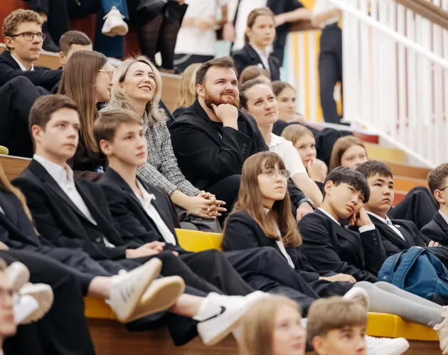 На XI общешкольной Ассамблее наградили сотрудников за вклад в развитие образовательного комплекса