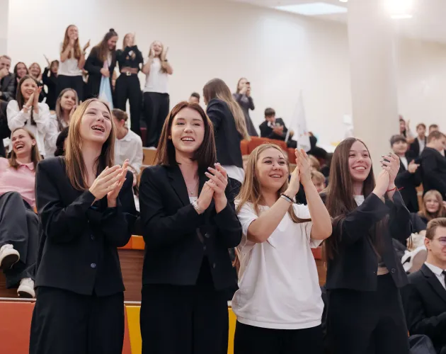 На XI общешкольной Ассамблее наградили сотрудников за вклад в развитие образовательного комплекса