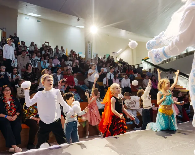 На Новогоднем спектакле в «Точке будущего» рассказали историю о праздничном чуде