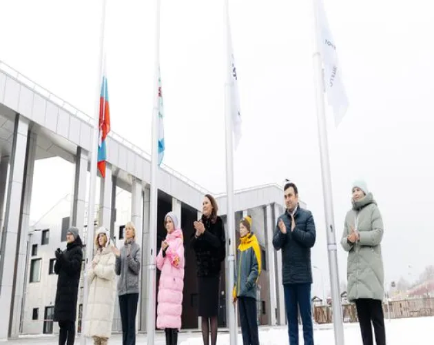 Флаги торжественно подняли в «Точке будущего»