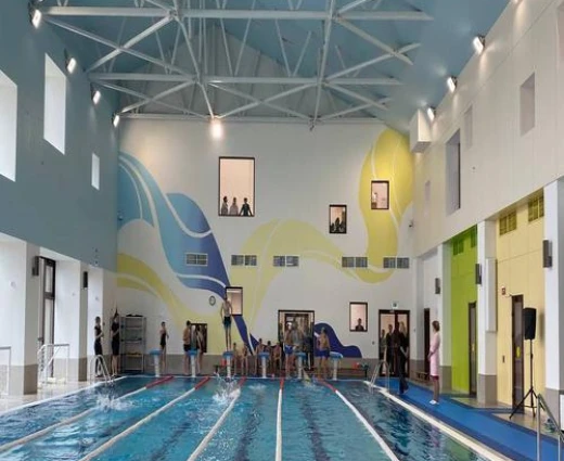 Пятнадцать школьных команд приняли участие в соревнованиях по плаванию в «Точке будущего»