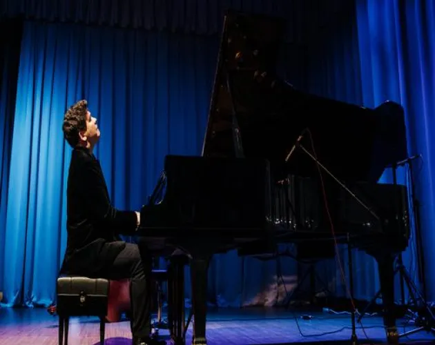 Пианист Денис Мацуев дал концерт для учеников «Точки будущего»